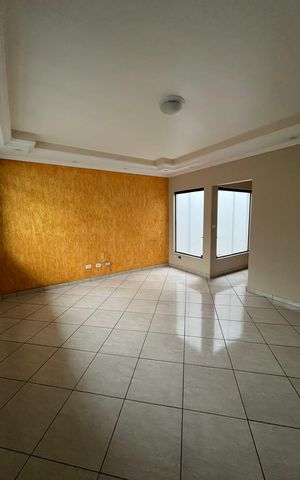 Casa à venda com 200m², 3 quartos e 6 vagas Casa à venda com 200m², 3 quartos e 6 vagasSala