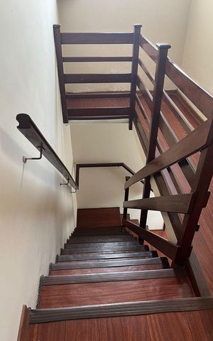 Casa à venda com 200m², 3 quartos e 6 vagas Casa à venda com 200m², 3 quartos e 6 vagasEscada