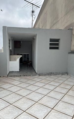 Casa à venda com 200m², 3 quartos e 6 vagas Casa à venda com 200m², 3 quartos e 6 vagasÁrea externa