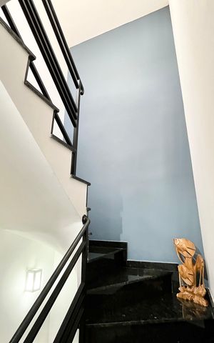 Casa de condomínio à venda com 102m², 2 quartos e 2 vagasEscada