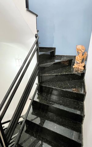 Casa de condomínio à venda com 102m², 2 quartos e 2 vagasEscada