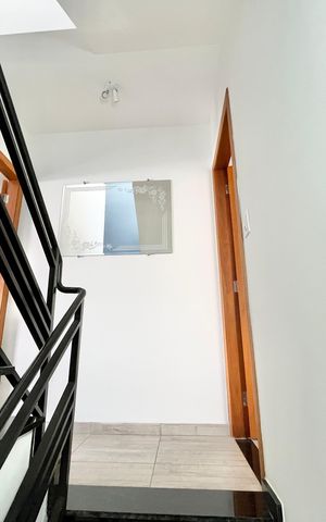 Casa de condomínio à venda com 102m², 2 quartos e 2 vagasEscada
