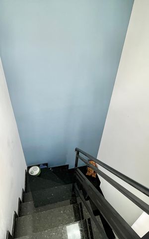 Casa de condomínio à venda com 102m², 2 quartos e 2 vagasEscada