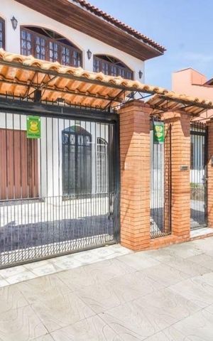 Casa à venda com 368m², 6 quartos e 3 vagas Casa à venda com 368m², 6 quartos e 3 vagasFachada