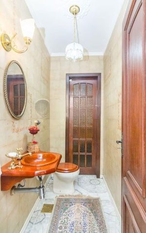 Casa à venda com 368m², 6 quartos e 3 vagas Casa à venda com 368m², 6 quartos e 3 vagasBanheiro
