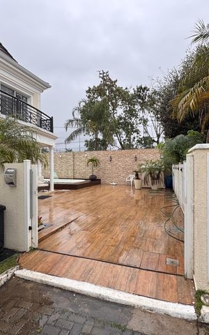Casa de condomínio à venda com 260m², 4 quartos e 4 vagas Casa de condomínio à venda com 260m², 4 quartos e 4 vagasFachada