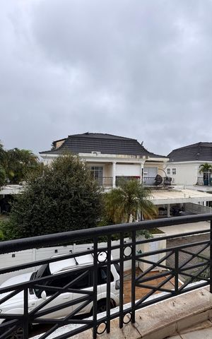Casa de condomínio à venda com 260m², 4 quartos e 4 vagas Casa de condomínio à venda com 260m², 4 quartos e 4 vagasSuíte 2 - Varanda