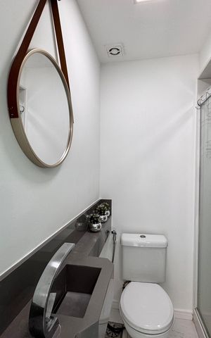 Casa de condomínio à venda com 260m², 4 quartos e 4 vagas Casa de condomínio à venda com 260m², 4 quartos e 4 vagasBanheiro