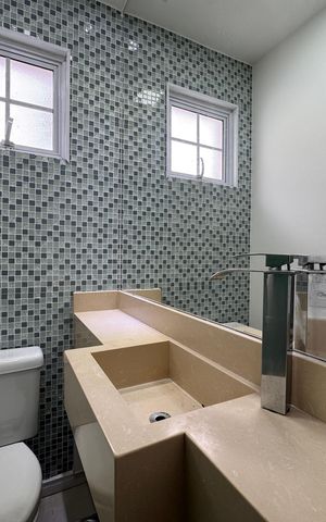 Casa de condomínio à venda com 260m², 4 quartos e 4 vagas Casa de condomínio à venda com 260m², 4 quartos e 4 vagasLavabo