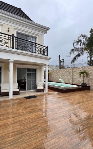Casa de condomínio à venda com 260m², 4 quartos e 4 vagas Casa de condomínio à venda com 260m², 4 quartos e 4 vagasFachada