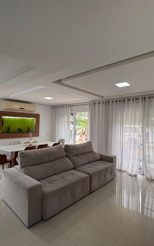 Casa de condomínio à venda com 260m², 4 quartos e 4 vagas Casa de condomínio à venda com 260m², 4 quartos e 4 vagasSala