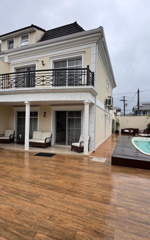 Casa de condomínio à venda com 260m², 4 quartos e 4 vagas Casa de condomínio à venda com 260m², 4 quartos e 4 vagasÁrea externa