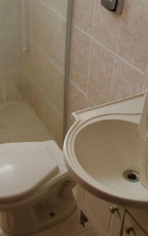 Casa para alugar com 180m², 3 quartos e 2 vagas Casa para alugar com 180m², 3 quartos e 2 vagasBanheiro 1