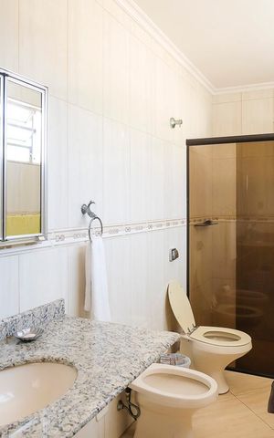 Casa para alugar com 236m², 3 quartos e 3 vagasBanheiro da suíte