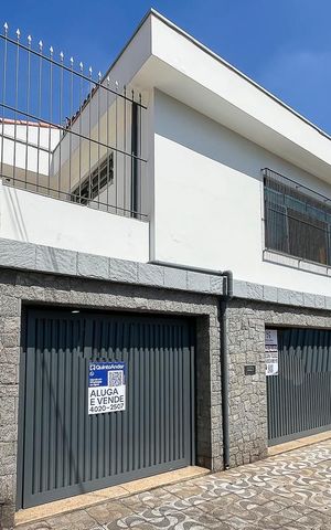 Casa para alugar com 236m², 3 quartos e 3 vagasFachada + plaquinha 
