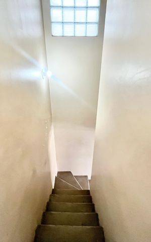 Casa à venda com 105m², 3 quartos e 1 vaga Casa à venda com 105m², 3 quartos e 1 vagaEscada
