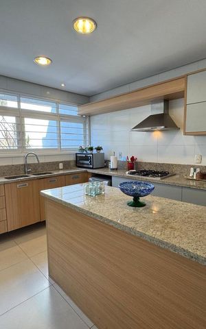 Casa à venda com 291m², 4 quartos e 4 vagas Casa à venda com 291m², 4 quartos e 4 vagasCozinha