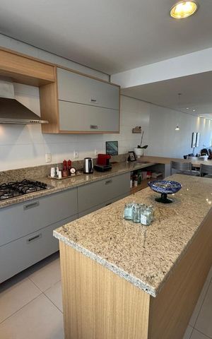 Casa à venda com 291m², 4 quartos e 4 vagas Casa à venda com 291m², 4 quartos e 4 vagasCozinha
