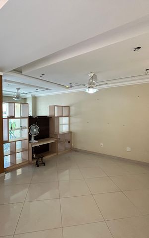 Casa à venda com 390m², 4 quartos e 2 vagasSala