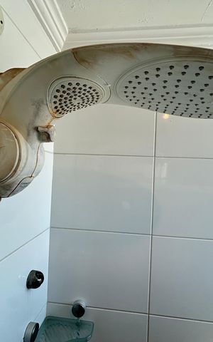 Casa à venda com 390m², 4 quartos e 2 vagasChuveiro