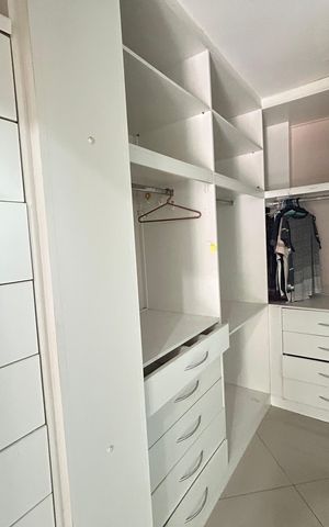 Casa à venda com 390m², 4 quartos e 2 vagasCloset da suíte