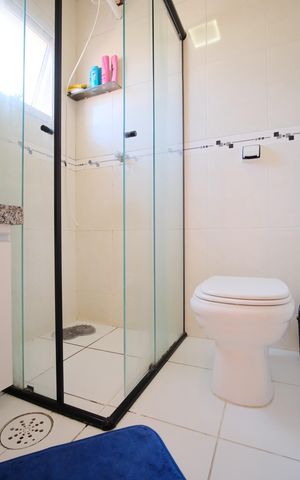 Casa de condomínio à venda com 119m², 2 quartos e 2 vagasBanheiro da Suíte 1