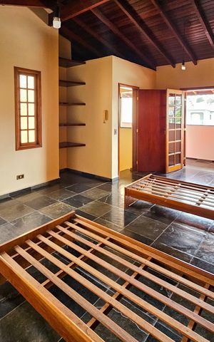 Casa à venda com 350m², 4 quartos e 6 vagas Casa à venda com 350m², 4 quartos e 6 vagasQuarto
