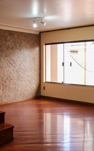 Casa à venda com 350m², 4 quartos e 6 vagas Casa à venda com 350m², 4 quartos e 6 vagasSala