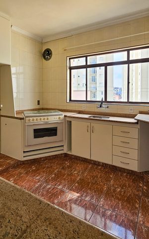 Casa à venda com 350m², 4 quartos e 6 vagas Casa à venda com 350m², 4 quartos e 6 vagasCozinha