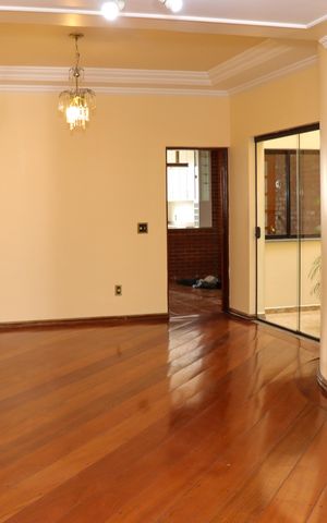 Casa à venda com 350m², 4 quartos e 6 vagas Casa à venda com 350m², 4 quartos e 6 vagasSala