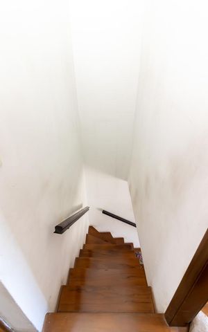 Casa à venda com 95m², 3 quartos e sem vagaEscada