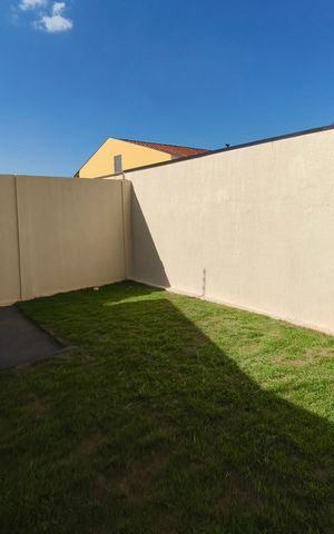 Casa à venda com 125m², 3 quartos e 2 vagas Casa à venda com 125m², 3 quartos e 2 vagasQuintal - Fundos