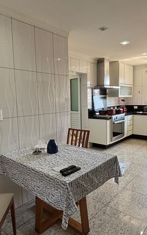 Apartamento para alugar com 216m², 4 quartos e 4 vagas Apartamento para alugar com 216m², 4 quartos e 4 vagasCozinha
