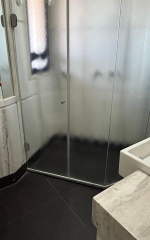 Apartamento para alugar com 216m², 4 quartos e 4 vagas Apartamento para alugar com 216m², 4 quartos e 4 vagasBanheiro da Suíte 1