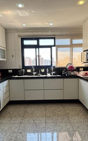 Apartamento para alugar com 216m², 4 quartos e 4 vagas Apartamento para alugar com 216m², 4 quartos e 4 vagasCozinha