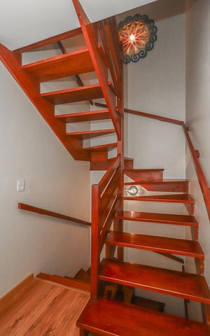 Casa de condomínio à venda com 194m², 3 quartos e 2 vagasEscada