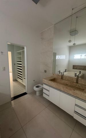 Casa de condomínio para alugar com 221m², 3 quartos e 2 vagas Casa de condomínio para alugar com 221m², 3 quartos e 2 vagasBanheiro 2
