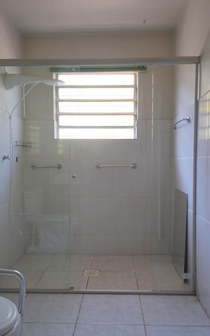 Casa à venda com 140m², 3 quartos e 2 vagasBanheiro 1