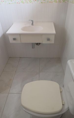 Casa à venda com 200m², 2 quartos e 2 vagasBanheiro da Suíte 2
