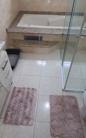 Casa à venda com 200m², 2 quartos e 2 vagasBanheiro da Suíte 1