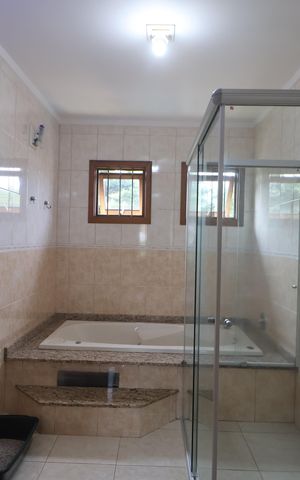 Casa à venda com 200m², 2 quartos e 2 vagasBanheiro da Suíte 1