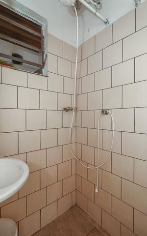 Casa à venda com 303m², 5 quartos e 2 vagasBanheiro 3 / Casa fundos