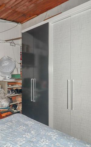 Casa à venda com 303m², 5 quartos e 2 vagasQuarto 4 / Casa fundos