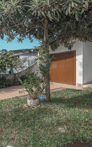 Casa à venda com 303m², 5 quartos e 2 vagasFachada