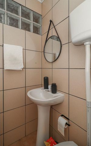 Casa à venda com 303m², 5 quartos e 2 vagasBanheiro 4 / Casa frente