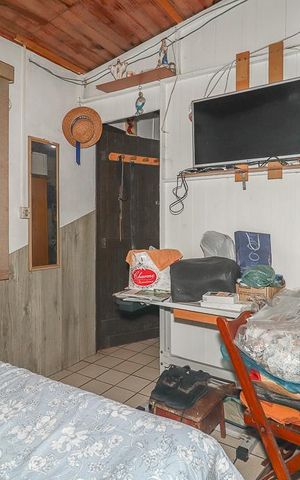 Casa à venda com 303m², 5 quartos e 2 vagasQuarto 4 / Casa fundos