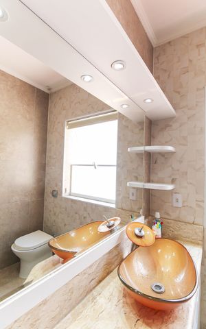 Casa à venda com 184m², 3 quartos e 2 vagasBanheiro