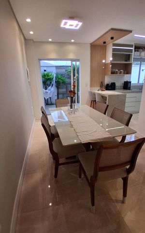 Casa à venda com 200m², 3 quartos e 2 vagas Casa à venda com 200m², 3 quartos e 2 vagasSala de jantar