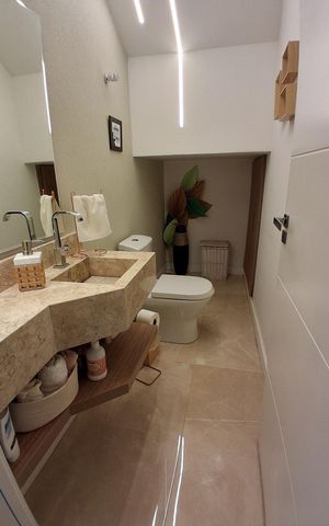 Casa à venda com 200m², 3 quartos e 2 vagas Casa à venda com 200m², 3 quartos e 2 vagasBanheiro