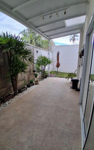 Casa à venda com 200m², 3 quartos e 2 vagas Casa à venda com 200m², 3 quartos e 2 vagasÁrea externa
